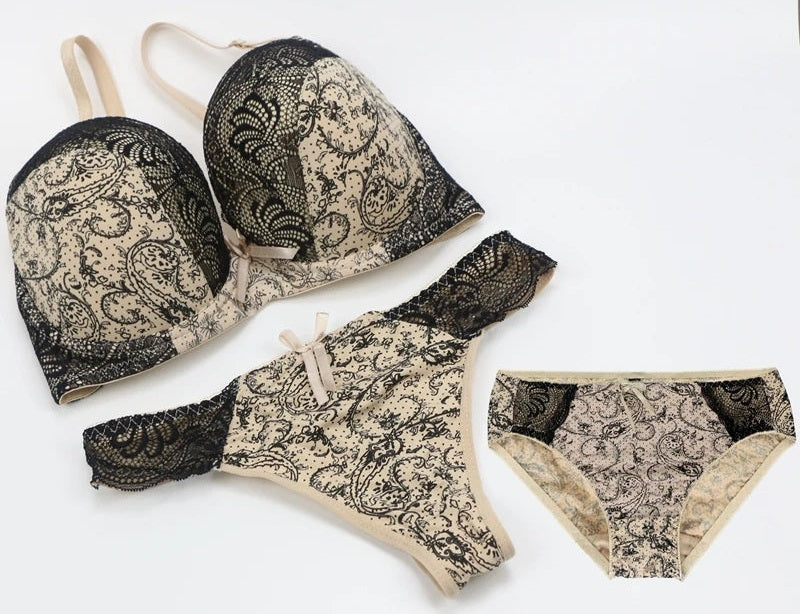 Soutien-gorge beige en dentelle, élégant et confortable, adapté aux poitrines généreuses.