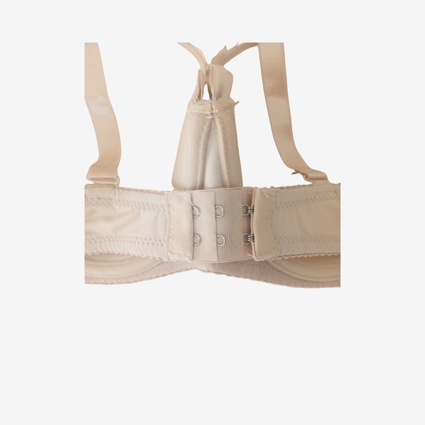 Détail attache arrière – soutien-gorge Audace Velours beige – confort et ajustement sur-mesure – COUPRA Intimates