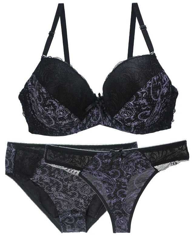 Soutien-gorge noir sensuel en dentelle, maintien parfait pour poitrine généreuse.