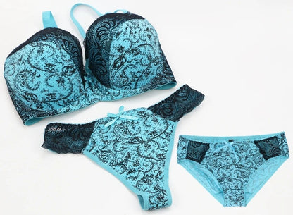Soutien-gorge turquoise élégant en dentelle noire, maintien optimal pour poitrine généreuse.