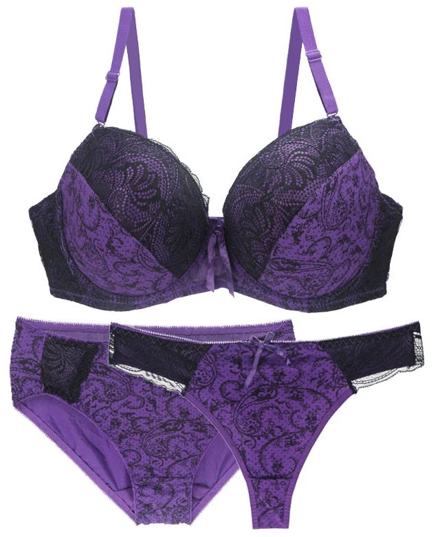 Soutien-gorge violet chic en dentelle, idéal pour sublimer et soutenir les poitrines généreuses.
