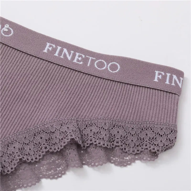 Gros plan sur la dentelle violette de la culotte Finetéo – finesse et raffinement signés COUPRA Intimates.