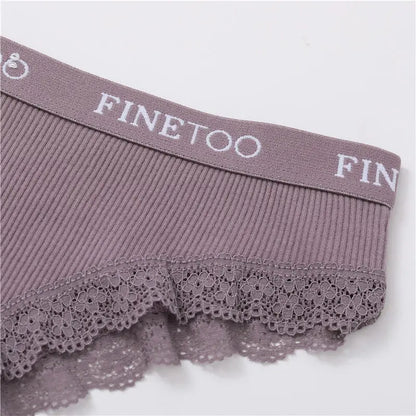 Gros plan sur la dentelle violette de la culotte Finetéo – finesse et raffinement signés COUPRA Intimates.